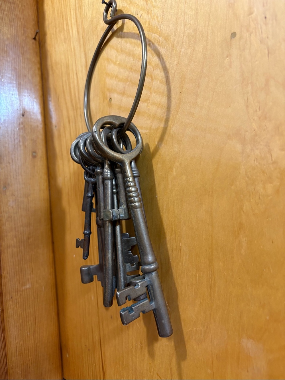 Antique-Style Metal Skeleton Keys Wall Hanging - Brass